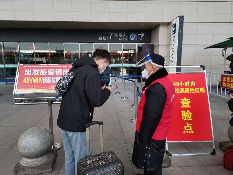 凌晨暖心一幕！河南農(nóng)業(yè)大學(xué)專(zhuān)車(chē)護(hù)送研究生返家過(guò)年