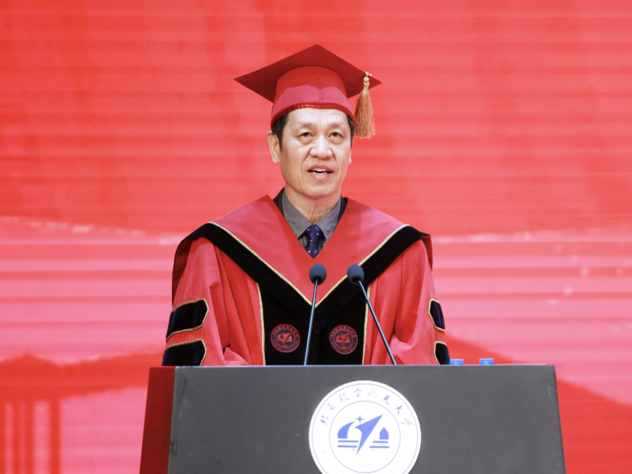北京航空航天大學(xué)校長(zhǎng)寄語(yǔ)三千余名研究生畢業(yè)生：要心懷家國(guó)，矢志創(chuàng)新
