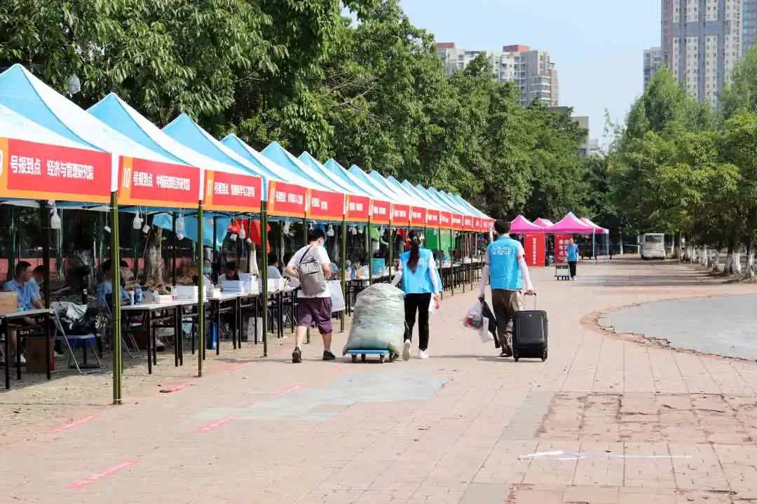 西南財經(jīng)大學(xué)2022級新生報到入學(xué)